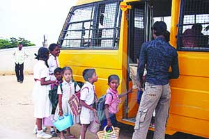 शाळेच्या मार्गात टोल आल्यास बस शुल्कात३०० रुपयांनी वाढ