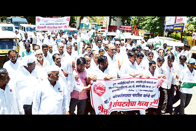 सहकार मंत्र्यांच्या घरावर मोर्चा काढण्याचा प्रयत्न