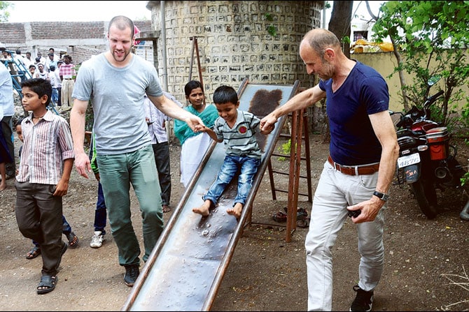 जगप्रसिद्ध फुटबॉलपटू रॉन व्लार (डावीकडील) याने आपल्या वडिलांबरोबर परभणीतील ‘सोशिओ इकोनॉमिक डेव्हलपमेंट ट्रस्ट’ या संस्थेस भेट दिली आणि तिथल्या लहान मुलांबरोबर खेळण्याची मजाही घेतली.