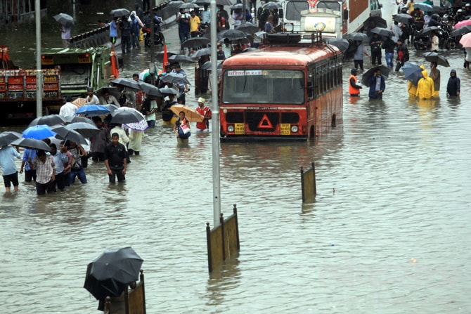 पंधरा दिवसांचा पाऊस एकाच दिवसात, मुंबईचे जनजीवन कोलमडले