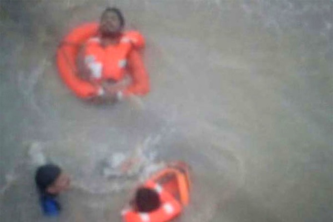 दमणजवळ बुडणाऱ्या १४ जणांना वाचवण्यात नौदल आणि तटरक्षक दलाच्या जवानांना यश
