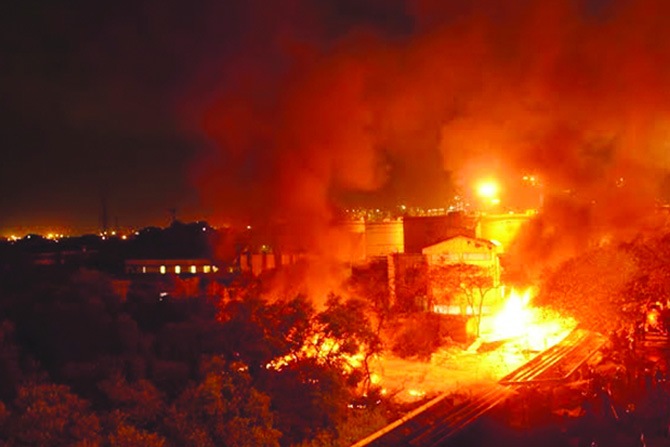 पुण्यातील सोहराब हॉलमधील क्रॉसवर्डमध्ये भीषण आग