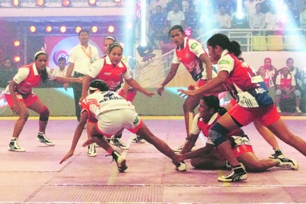 महिलांमध्ये ठाणे टायगर्स अंतिम फेरीत