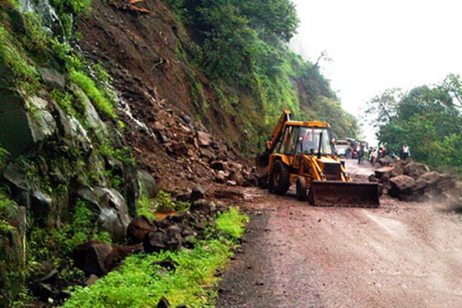 माळशेज घाटात दरड कोसळल्याने वाहतूक वळविली