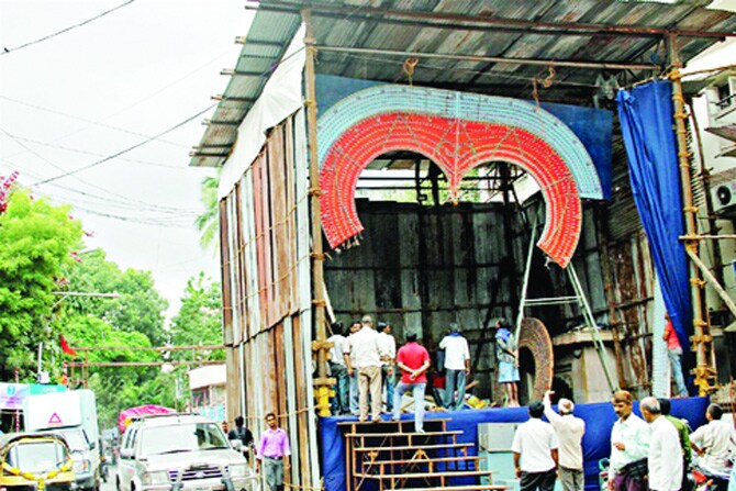 रस्त्यांवरील उत्सवांना चाप?
