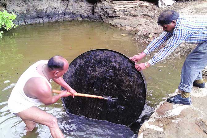 रायगडात गावठी दारूच्या अड्डय़ांवर छापे