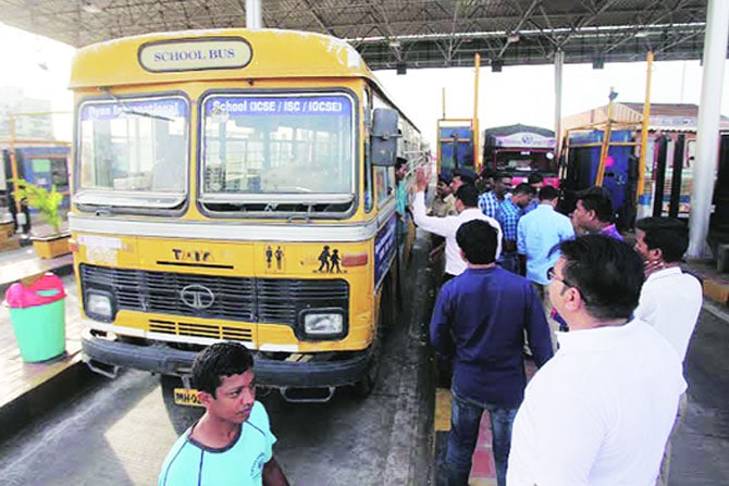 टोलनाक्यातून सवलतीसाठी शालेय बसचालकोंचे आंदोलन