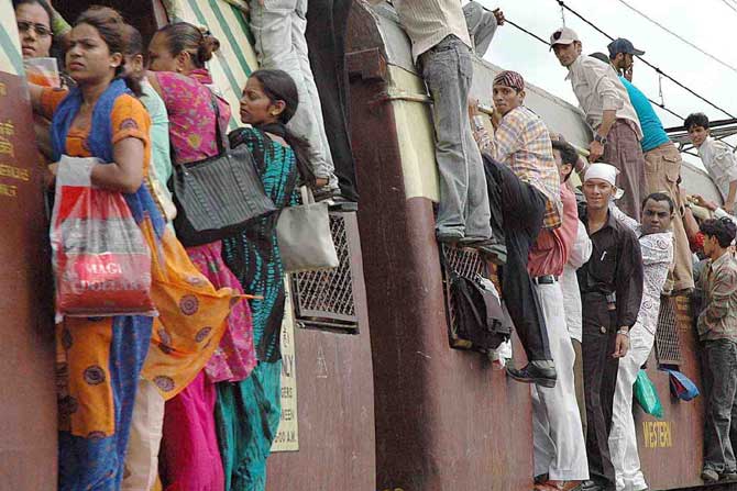 मध्य रेल्वेची सेवा कोलमडलेलीच मध्य रेल्वेची सेवा कोलमडलेलीच