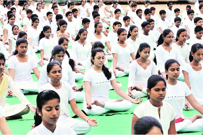 नरेंद्र मोदी स्वत: योगासने करतात का?