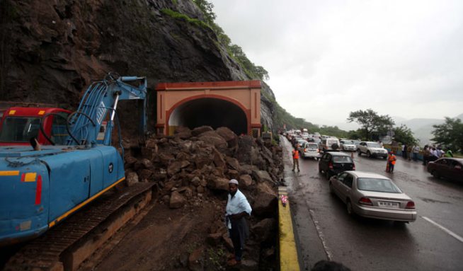 द्रुतगती मार्गावरील डोंगराच्या जाळ्या सात वर्षे झाली बदललेल्याच नाहीत