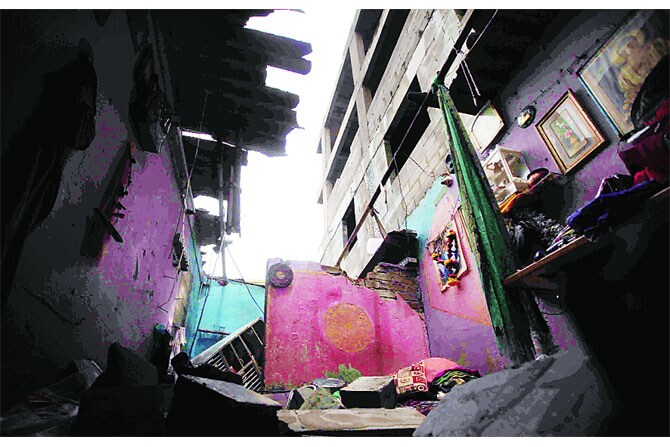 दोघांच्या मृत्यूने अनधिकृत बांधकामांचा प्रश्न पुन्हा ऐरणीवर