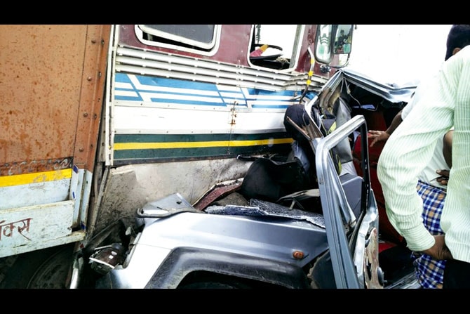 टेम्पो अपघातात शिक्षकांसह २० विद्यार्थी जखमी