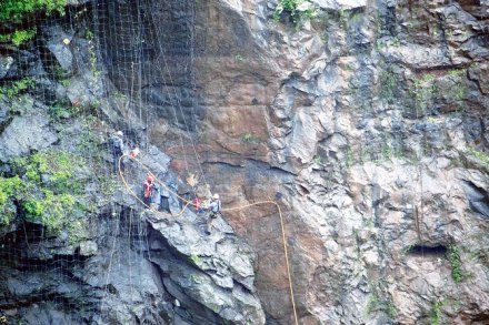 द्रुतगती मार्गावरील दरडी काढण्याचे काम तीन-चार दिवसांत पूर्ण होण्याची शक्यता