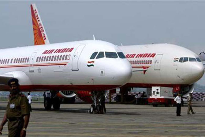 mumbai airport, Air India plane, died due to stuck in plane engine, Mishap, loksatta, loksatta news, marathi, marathi news