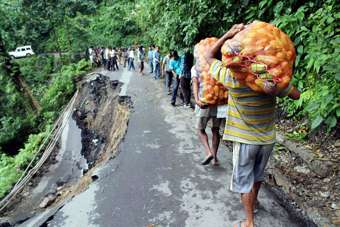 दार्जिलिंगमध्ये पुन्हा भूस्खलन