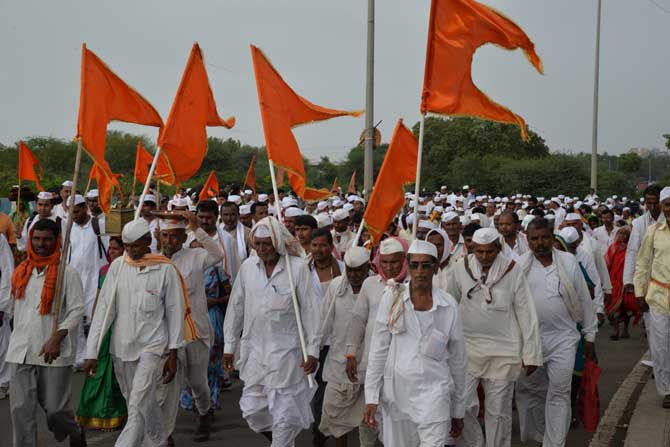 चंद्रभागेच्या वाळवंटात मंडप बंदीच्या प्रश्नावर वारकऱ्यांनी पालखी थांबविली