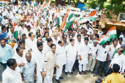 काल काँग्रेसबरोबर आंदोलन, आज भाजपमध्ये प्रवेश
