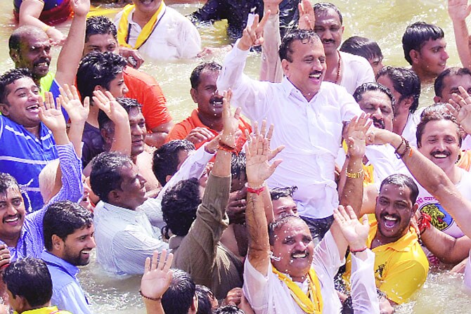 पर्वणीत ‘राजकीय’ आखाडय़ाचीही डुबकी