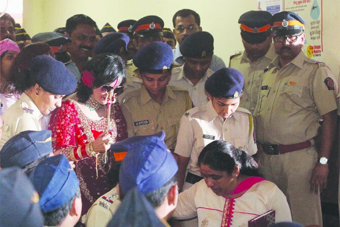 राधे मॉंची साडेचार तास चौकशी