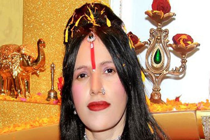 राधे माँ त्रिशूळ घेऊन विमानात, प्रवासी संतप्त