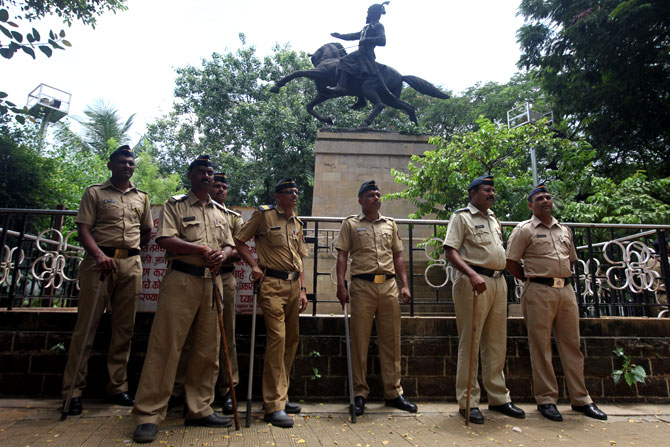 बाबासाहेब पुरंदरेंना 'महाराष्ट्र भूषण' पुरस्कार प्रदान करण्यावरून संभाजी ब्रिगेडने घेतलेल्या आक्रमक पवित्र्याच्या पार्श्वभूमीवर दादरच्या शिवाजी पार्क येथील शिवाजी महाराजांच्या पुतळ्याजवळ मोठा पोलिस बंदोबस्त तैनात करण्यात आला आहे. (छाया - प्रशांत नाडकर) 