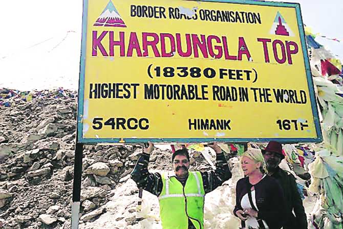 वयाच्या सत्तरीत मोटारसायकलवरून हिमालय भ्रमंती