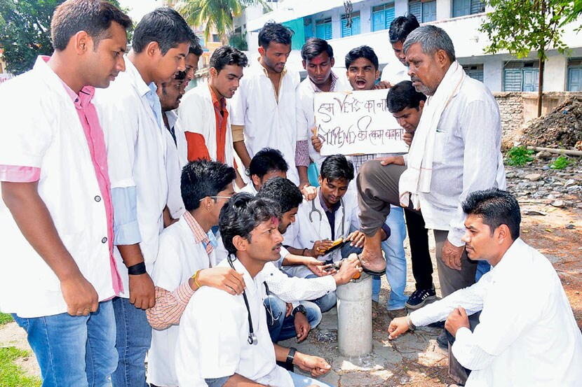 पशुवैद्यकीय महाविद्यालयातील विद्यार्थ्यांचे बुटपॉलिश आंदोलन