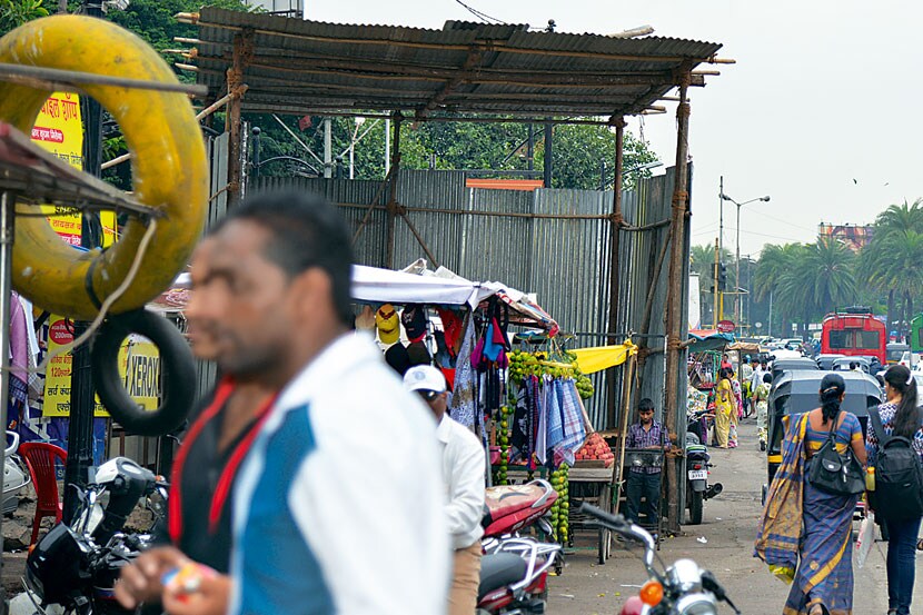 भर रस्त्यात मांडव उभे, न्यायालयाचे निर्णय धाब्यावर