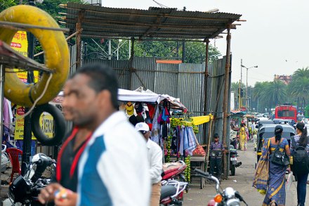 भर रस्त्यात मांडव उभे, न्यायालयाचे निर्णय धाब्यावर