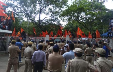 Maharashtra Bandh: महाराष्ट्र बंदला पुण्यात हिंसक वळण, जिल्हाधिकारी कार्यालयाची तोडफोड