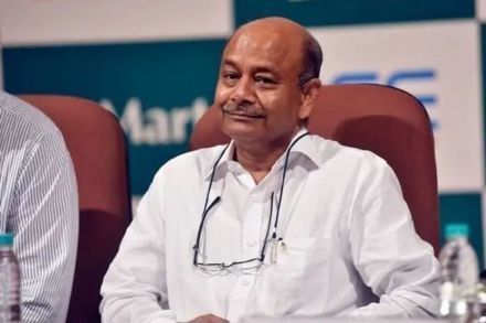 डी-मार्ट रिटेल चेन चालवणाऱ्या एव्हेन्यू सुपरमार्केटचे संस्थापक राधाकृष्ण दमानी