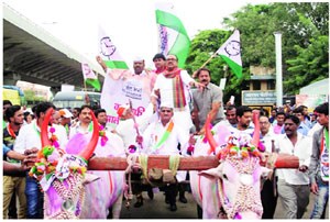 राष्ट्रवादीच्या आंदोलनात शेतकऱ्यांचा ‘दुष्काळ’ राष्ट्रवादीच्या आंदोलनात शेतकऱ्यांचा ‘दुष्काळ’