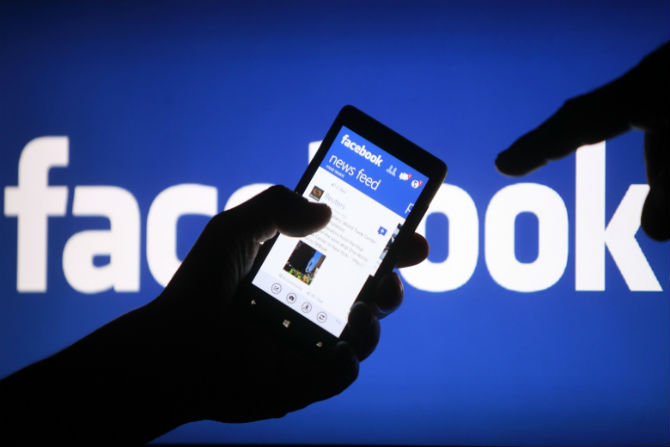 मोबाईल कंपन्यांच्या युद्धात फेसबुक जोमात
