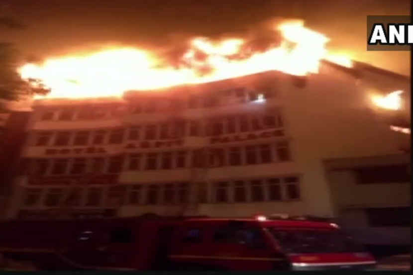 दिल्लीत अर्पित पॅलेस हॉटेलच्या आगीत १७ जणांचा मृत्यू