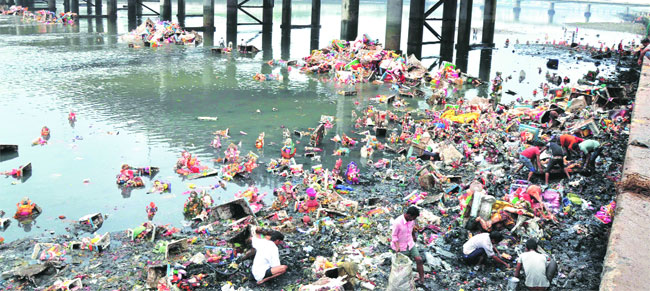 शहर बकाल करणाऱ्यांचा मुलाहिजा ठेवू नका – अजित पवार