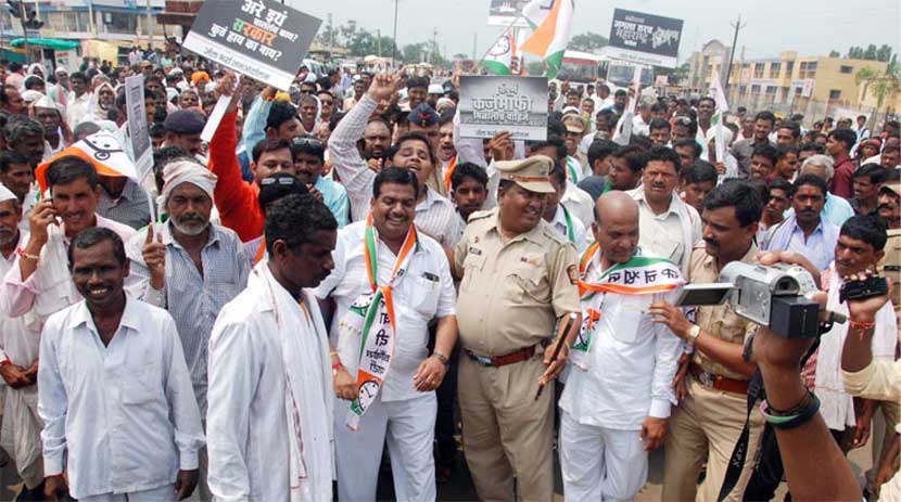हिंगोलीमध्ये जेल भरो आंदोलनात सहभागी झालेले राष्ट्रवादी काँग्रेसचे कार्यकर्ते.
