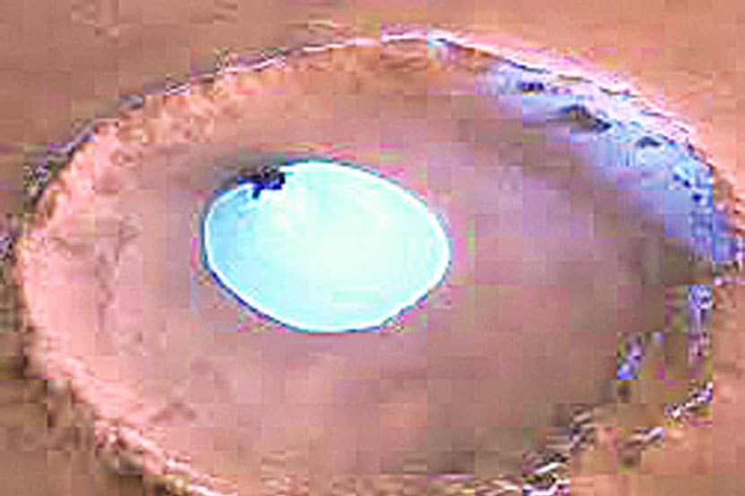 मंगळावरील विवराच्या खाली बर्फाचा १३० फूट जाडीचा थर