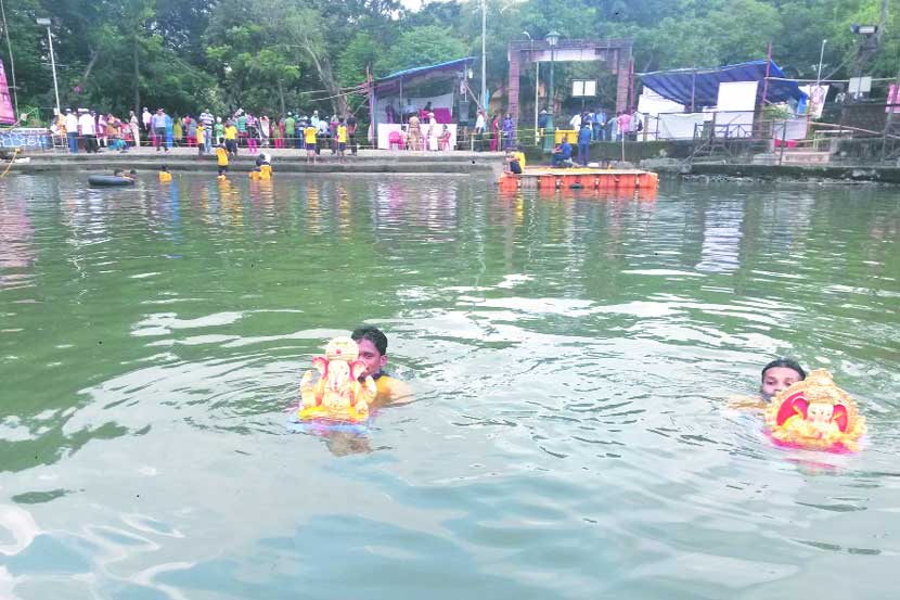 गणेश विसर्जनाचा मार्ग खडतर