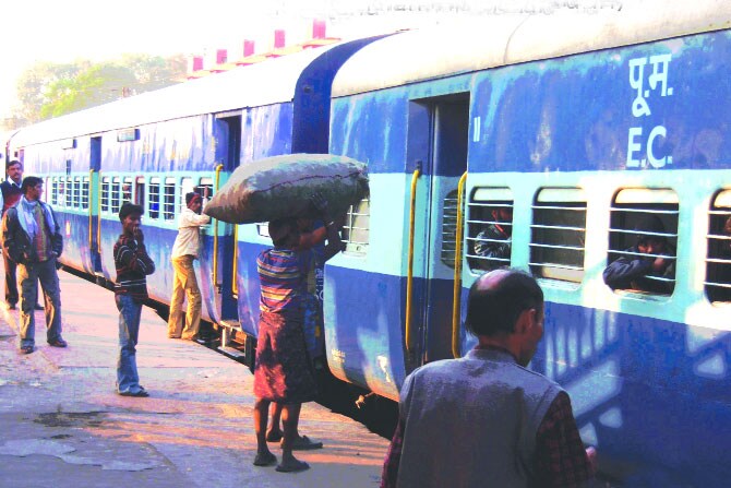 रेल्वेचे ‘तत्काल’ दलालांच्या घशात!