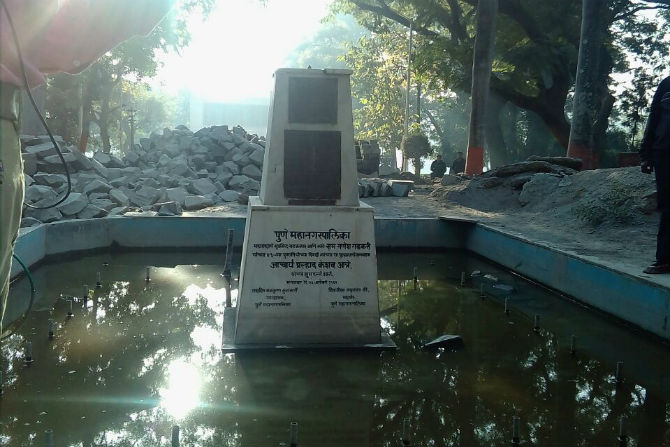 संभाजी उद्यानातील राम गणेश गडकरी यांचा पुतळा हटवण्यात आल्याने नाराजी व्यक्त होत आहे. . 