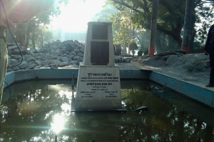 संभाजी उद्यानातील राम गणेश गडकरी यांचा पुतळा हटवण्यात आल्याने नाराजी व्यक्त होत आहे. . 