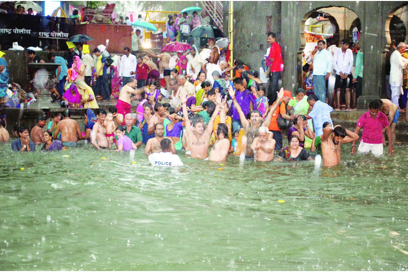 शाही पर्वणी पूर्वसंध्येला मुसळधार पाऊस