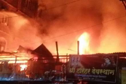 शुक्रवार पेठ पोलिस चौकी शेजारील तीन मजली वाड्याला बुधवारी पहाटे चार वाजण्याच्या सुमारास भीषण आग लागल्याची घटना घडली.