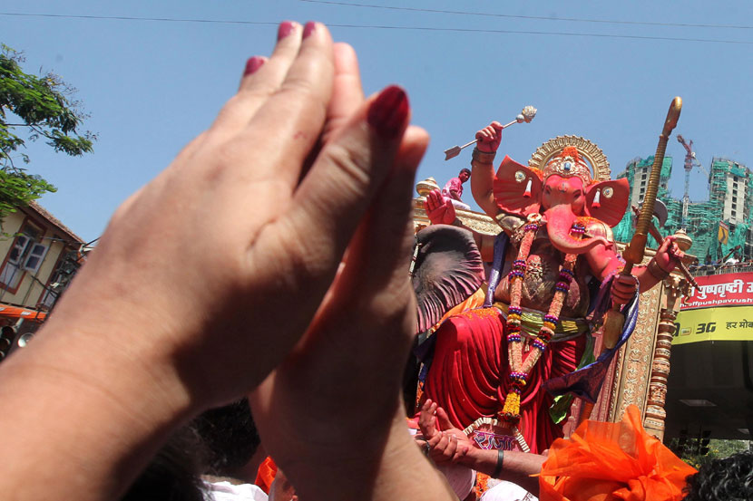 गणपती बाप्पा मोरया,मुंबईत बाप्पाच्या विसर्जन,लालबागचा राजाचे विसर्जन,गिरगाव चौपाटी,Mumbai Ganesh Visarjan, Lalbaug cha Raja visarjan