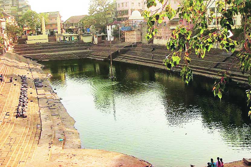 वाळकेश्वर येथील पुरातन बाणगंगा मंदिर