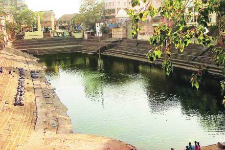 वाळकेश्वर येथील पुरातन बाणगंगा मंदिर