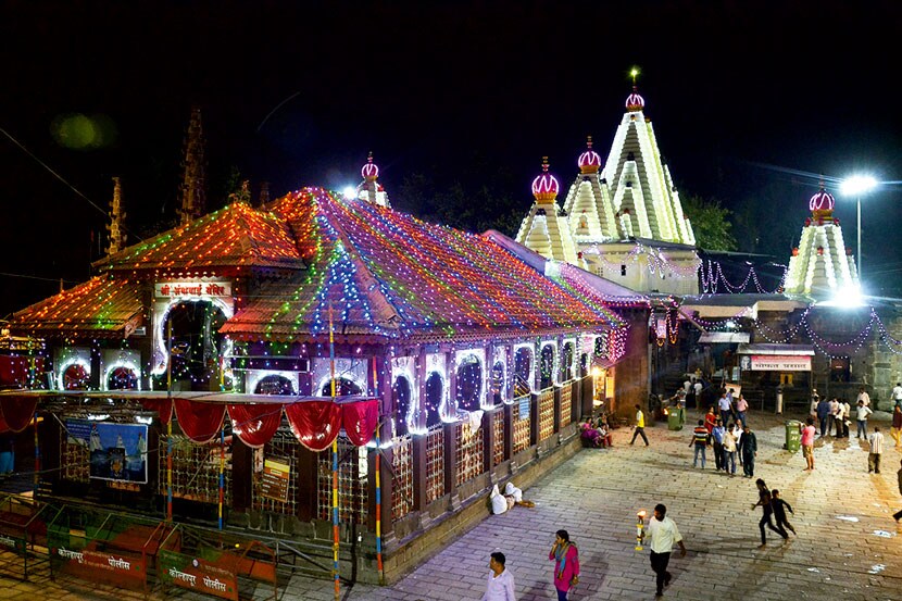 महालक्ष्मी मंदिरापासून अवघ्या २०० मीटरवर भरला जातो रॉकेलचा टँकर