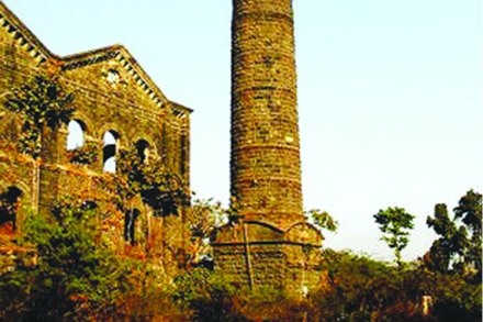 दहा गिरण्यांच्या जागेवर गिरणी कामगारांकरिता घरे बांधण्याचे आश्वासन मुख्यमंत्र्यांनी दिले होते.