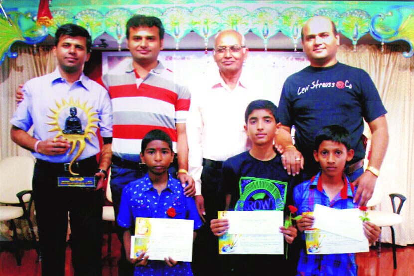 सिन्नर येथील सारडा विद्यालय व आरंभ महाविद्यालयात आयोजित चित्रकला स्पर्धेतील विजेत्यांसह आंतरराष्ट्रीय चित्रकार प्रफुल्ल व राजेश हे सावंत बंधू तसेच ज्येष्ठ चित्रकार भि. रा. सावंत.