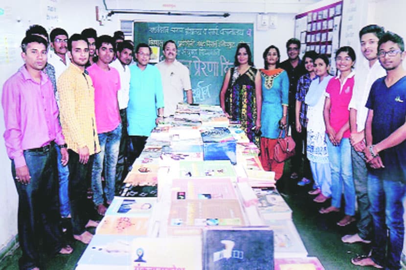 नाशिक येथे यशवंतराव चव्हाण ग्रंथालय व सार्वजनिक वाचनालय आणि विश्वास ज्ञान प्रबोधिनी अ‍ॅण्ड रिसर्च इन्स्टिटय़ूट यांच्या वतीने वाचन प्रेरणा दिनानिमित्त आयोजित ग्रंथप्रदर्शनाप्रसंगी विश्वास ठाकूर व इतर.)